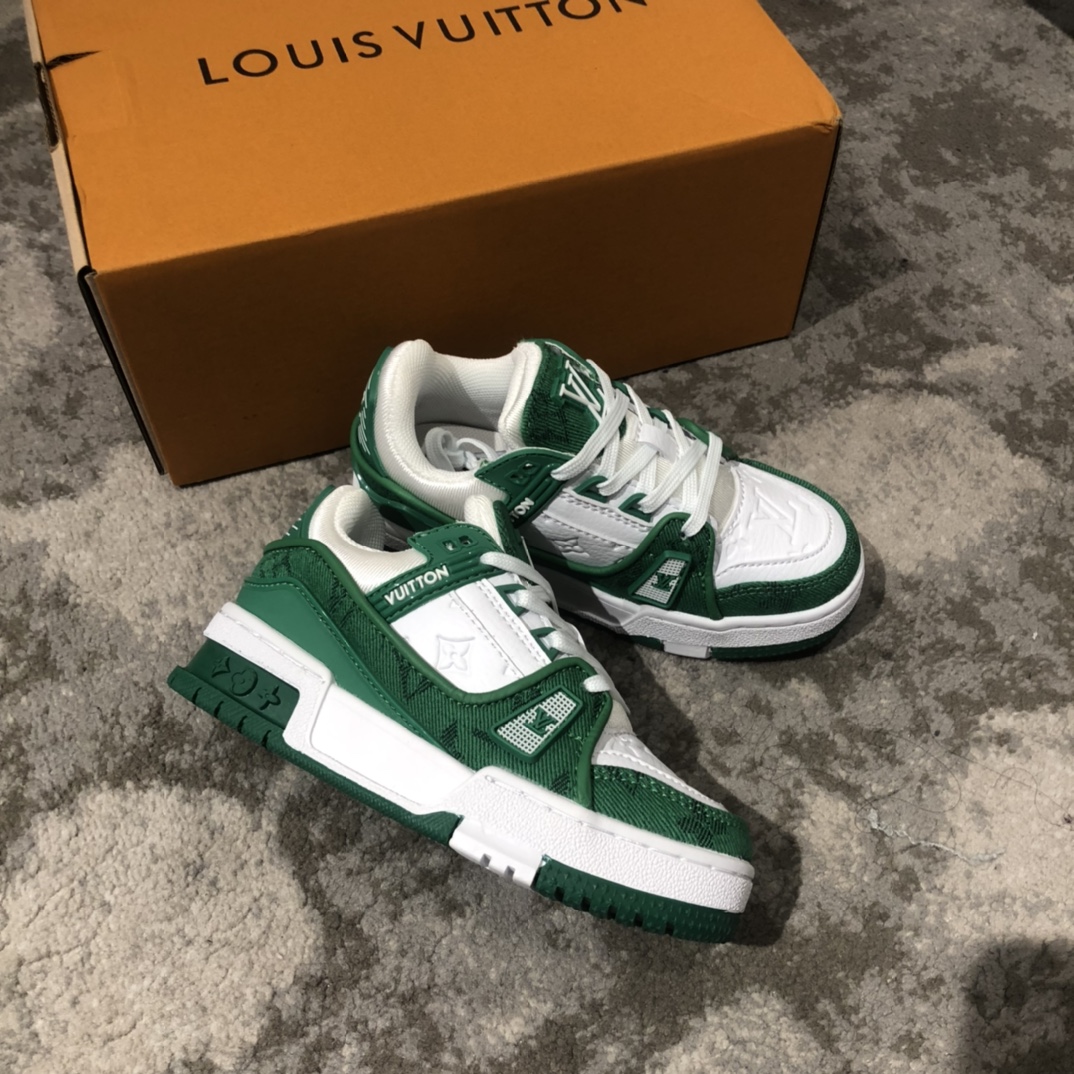 Children's shoes child